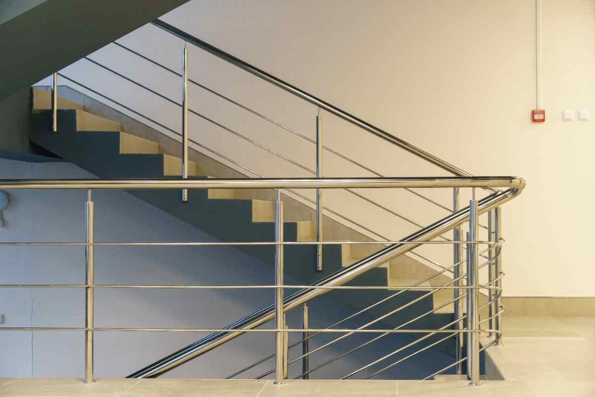 stairwell-modern-building-empty-spacious-hall-with-flight-stairs-business-center-emergency-evac-50kb
