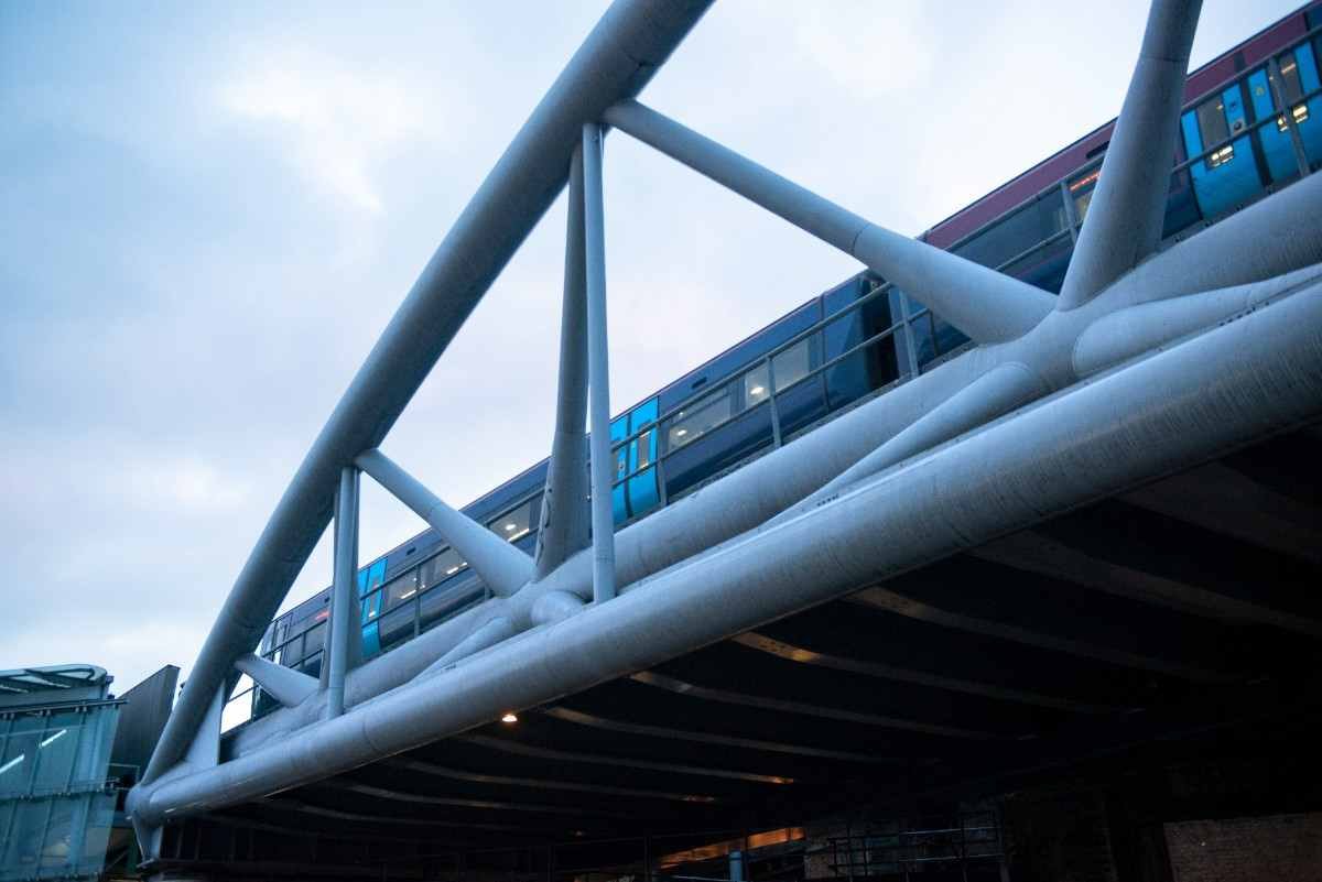 view-city-bridge-with-train-london-50kb